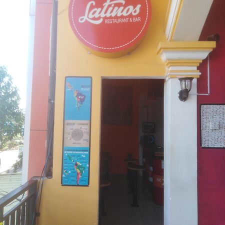 Latinos Hostel シェムリアップ エクステリア 写真