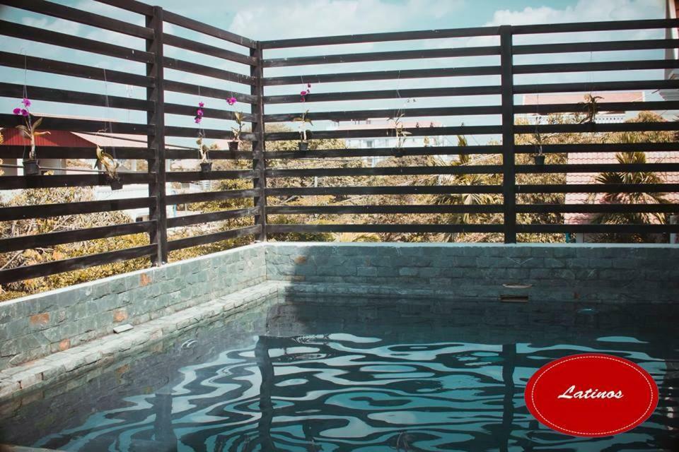 Latinos Hostel シェムリアップ エクステリア 写真